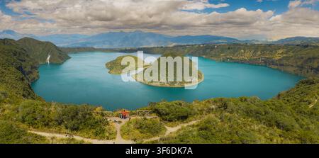 Vue aérienne de la Laguna de Cuicocha avec son lac de cratère volcanique turquoise, ses îles centrales et ses pentes montagneuses luxuriantes à Cotacachi, Imbabura, Équateur Banque D'Images