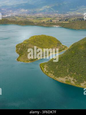 Vue aérienne de la Laguna de Cuicocha avec ses îles verdoyantes et ses eaux bleues profondes du lac de cratère volcanique dans les montagnes andines de Cotacachi, Imbabura Banque D'Images
