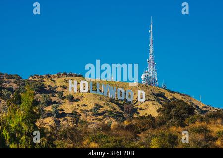 LOS ANGELES, ÉTATS-UNIS - SEPTEMBRE 2024 : Panneau emblématique d'Hollywood sur le mont Lee avec tour de radio sous un ciel bleu clair à Los Angeles, Californie Banque D'Images