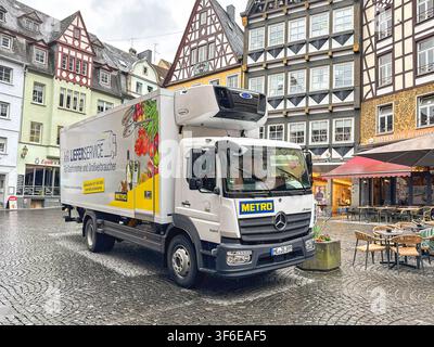 Cochem, Allemagne - 13 avril 2026 : camion de livraison opéré par le grossiste Metro Allemagne arrêté sur la place du marché de Cochem dans la vallée de la Moselle Banque D'Images