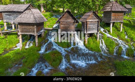 Vue aérienne des moulins à eau traditionnels en bois sur les lacs de Pliva près de la ville de Jajce Banque D'Images