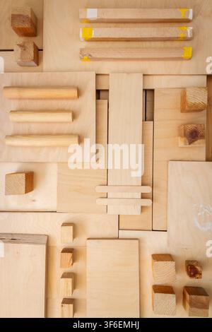 Pose à plat de diverses pièces de bois et de contreplaqué. Arrière-plan de menuiserie. Banque D'Images