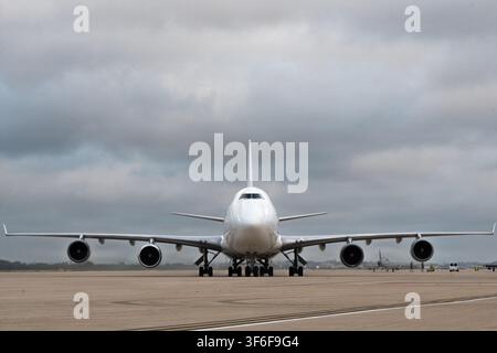 Un avion cargo Boeing 747 roule sur le tarmac de Kelly Field, Joint Base San Antonio-Lackland, Texas, le 23 septembre 2025. L'avion a transporté multip Banque D'Images