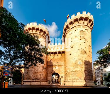 Vue en contre-plongée de la façade en pierre gothique des Torres de Quart. Valence, Espagne. Banque D'Images