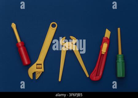 Outils de travail en jouet sur un fond bleu classique. Couleur 2020 Banque D'Images
