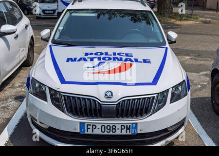 Bourg-en-Bresse, France - 26 juillet 2026 : Vue rapprochée de face d'une voiture officielle de la Police Nationale garée à l'extérieur montrant la livrée du capot et la plaque d'immatriculation. Banque D'Images