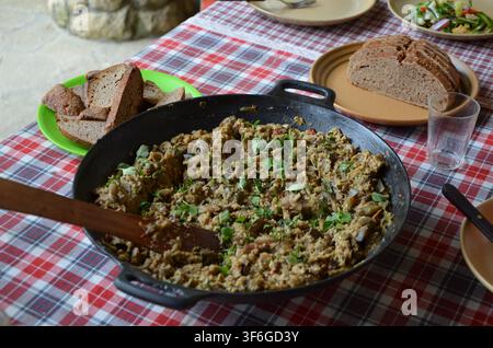 Omelette aux œufs maison avec persil servi dans une grande poêle avec des tranches de pain à Bárdudvarnok, Hongrie... Banque D'Images