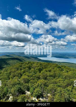 Vue sur les montagnes avec rivière (Hudson Valley, New York, États-Unis) Banque D'Images