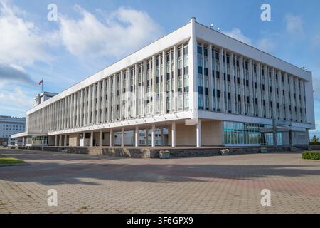 TOMSK, RUSSIE - 14 SEPTEMBRE 2025 : Le bâtiment de l'administration de la région de Tomsk un après-midi de septembre. Tomsk, Russie Banque D'Images