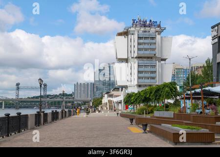 ROSTOV-SUR-DON, RUSSIE - 5 JUIN 2026 : Sur la digue de la ville par un matin de juillet. Rostov-sur-Don Banque D'Images