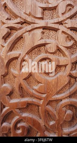 Tachkent, Ouzbékistan – 18 avril 2026 – Travail du bois complexe mettant en valeur des motifs floraux gravés en profondeur avec une texture de grain naturel et un savoir-faire artisanal. Banque D'Images