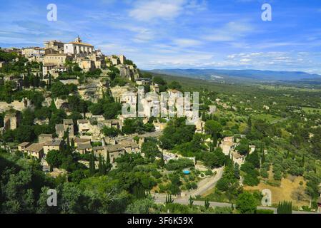 Vue panoramique du village perché de Gordes et de la vallée environnante en Provence, France. Banque D'Images