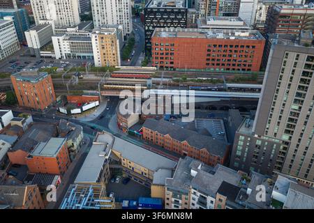 Image aérienne de la gare centrale de Salford, des quais ferroviaires et du paysage urbain des rues au crépuscule Banque D'Images