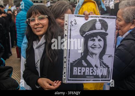 BUENOS AIRES, ARGENTINE – 6 AOÛT 2026 : Des manifestants se rassemblent devant le Congrès national contre le projet de loi sur « l’inviolabilité de la propriété privée », qui modifie les lois sur la gestion des incendies et permet des expulsions accélérées. L’action a eu lieu dans l’après-midi sous une pluie et un ciel gris, après que le projet de loi a été modifié au Sénat et a perdu une clause qui permettait la vente de terres à des étrangers. Des dizaines de personnes ont assisté à la manifestation à Buenos Aires. Banque D'Images