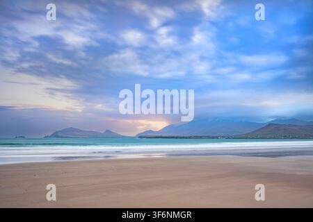 La lumière du soleil traversant les nuages et illuminant la mer à Beal Ban Strand, péninsule de Dingle, Irlande Banque D'Images
