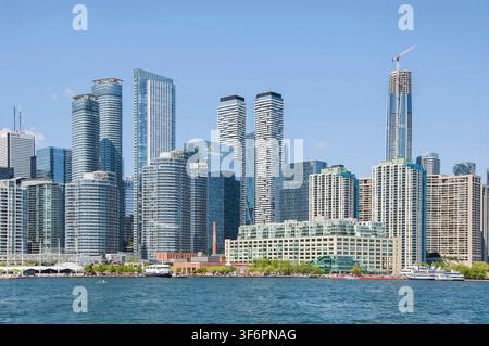 TORONTO, ONTARIO, CANADA – 30 MAI 2026 : Skyline du centre-ville de Toronto avec des gratte-ciel modernes en verre et une promenade riveraine vue depuis le lac Ontario. Banque D'Images