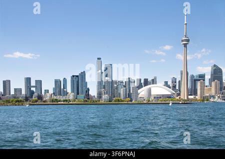 TORONTO, ONTARIO, CANADA – 30 MAI 2026 : Vue panoramique du centre-ville de Toronto avec la tour CN et le stade Rogers Centre depuis le lac Ontario. Banque D'Images