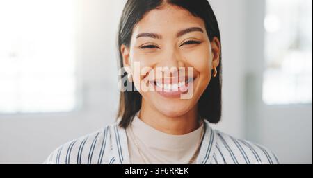 Sourire, professionnel et portrait d'une femme d'affaires au bureau avec confiance pour une carrière dans l'immobilier. Heureuse, à propos de nous et agent immobilier en location Banque D'Images
