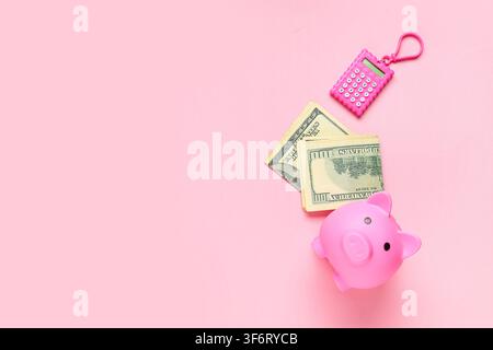 Tirelire avec billets de banque en dollars et calculatrice sur fond rose Banque D'Images