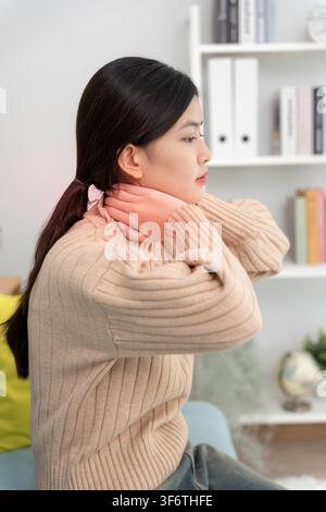 syndromes de bureau, femme massant des douleurs cervicales dues au travail et à l'aide d'un ordinateur, composite numérique d'une colonne vertébrale focalisée de douleurs cervicales et d'épaule symp Banque D'Images