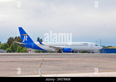 Vantaa, Finlande, Europe - 27 mai 2026 : OY-JYG Jettime Boeng 737-800 décollant à l’aéroport d’Helsinki-Vantaa par un temps de printemps nuageux. Banque D'Images