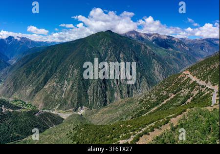 Photo aérienne du canyon de la rivière Lancang, montagne Mangkang Jueba, ligne 318 Sichuan-Tibet, Xizang Banque D'Images