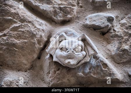 Ornement de gargouille, une figure en pierre sculptée sur le mur d'une maison, destinée à repousser les esprits maléfiques. Sur une maison dans la ville d'Anglès, Catalogne, Espagne Banque D'Images