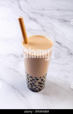 Thé glacé aux bulles classique avec perles de tapioca noires Banque D'Images