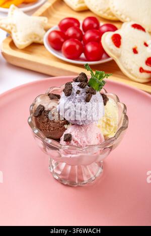 Cuvées de glace assorties garnies de miettes de biscuits et de menthe Banque D'Images