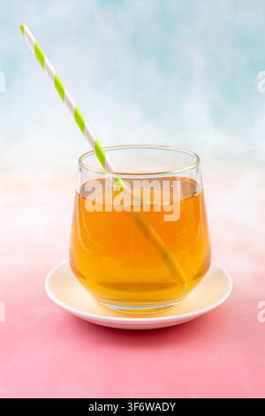 Boisson glacée au thé Oolong citronnée servie avec un citron entier Banque D'Images