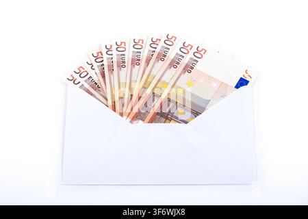 Billets de 50 euros européens dans une enveloppe blanche sur fond blanc Banque D'Images