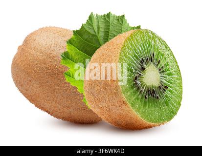 Un kiwi entier et une tranche posés à côté de feuilles vertes. Banque D'Images
