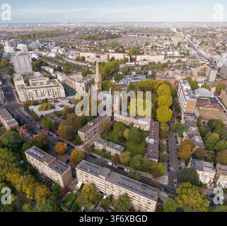 Vue aérienne de South Kilburn, Brent, mettant en scène l’église Saint-Augustin au milieu d’un mélange de logements anciens et de réaménagement moderne. Banque D'Images