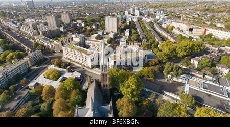 Vue aérienne de South Kilburn, Brent, mettant en évidence la flèche de l'église Saint-Augustin parmi la régénération en cours du domaine. Banque D'Images
