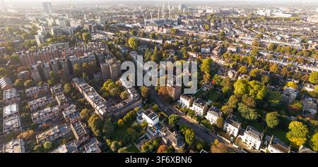 Vue aérienne depuis Holland Park sur le verdoyant West Kensington en direction du centre d'exposition historique Olympia à Hammersmith, dans l'ouest de Londres. Banque D'Images