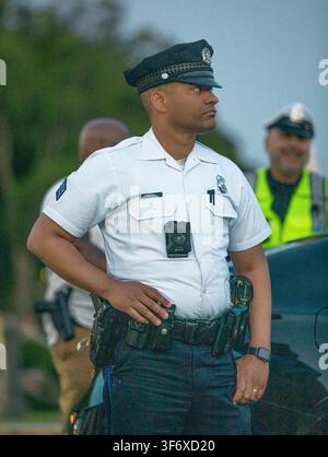 Un officier de police veille en service à l'extérieur Banque D'Images
