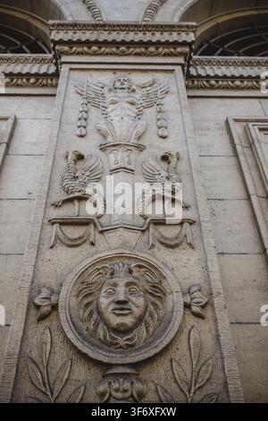 Sculptures mythologiques ornées sur la façade d'un bâtiment Banque D'Images