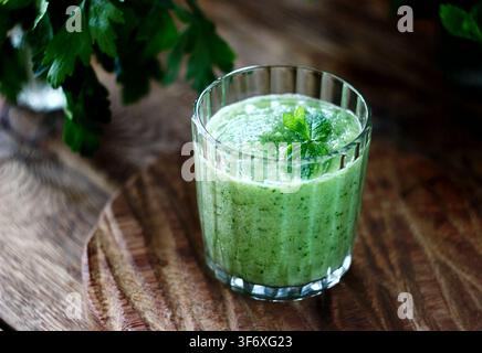 Smoothie vert de légumes sain dans un verre Banque D'Images