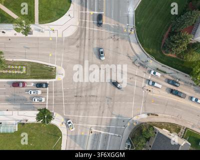Vue aérienne par drone d'une intersection urbaine animée et de la circulation à Banque D'Images