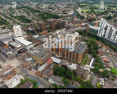 Une vue aérienne du centre-ville de Bromley à Londres, mettant en scène la gare de Bromley South et les bâtiments commerciaux et résidentiels avoisinants. Banque D'Images
