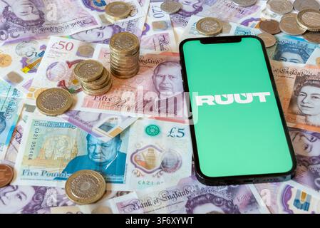 Application bancaire Ruut avec des billets et des pièces en livres sterling en arrière-plan Banque D'Images