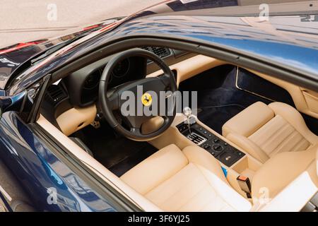 Kempttal, Suisse, 5 juin 2026. Vue détaillée de l'intérieur d'une voiture de sport Ferrari F355 bleue classique avec des sièges en cuir beige, volant, g Banque D'Images