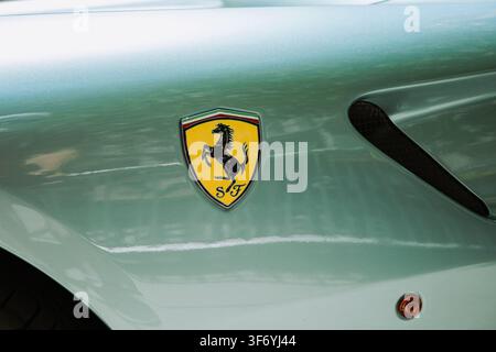 Kempttal, Suisse, 5 juin 2026. Gros plan détaillé de l'insigne classique jaune de Scuderia Ferrari arborant l'emblème du cheval caburé sur le Banque D'Images