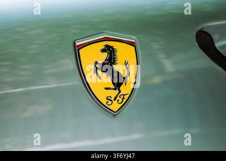 Kempttal, Suisse, 5 juin 2026. Gros plan détaillé de l'insigne classique jaune de Scuderia Ferrari arborant l'emblème du cheval caburé sur le Banque D'Images