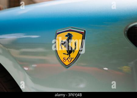Kempttal, Suisse, 5 juin 2026. Gros plan détaillé de l'insigne classique jaune de Scuderia Ferrari arborant l'emblème du cheval caburé sur le Banque D'Images