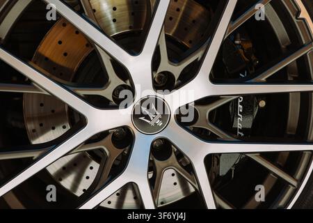Kempttal, Suisse, 5 juin 2026. Gros plan détaillé d’une jante en alliage Maserati avec le cache central trident, disque de frein percé en croix r Banque D'Images