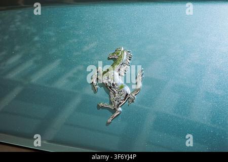 Kempttal, Suisse, 5 juin 2026. Gros plan détaillé de l'emblème iconique du cheval caburé en chrome de Ferrari monté sur la carrosserie métallique bleu-vert clair Banque D'Images