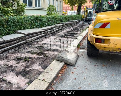 Chantier de construction de trottoir avec pelleteuse – Construction d’un nouveau trottoir et rénovation des infrastructures urbaines Banque D'Images