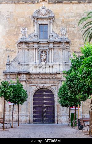Façade de la Mezquita-Cathédrale de Cordoue, en Espagne, connue sous le nom de Grande Mosquée de Cordoue. Banque D'Images