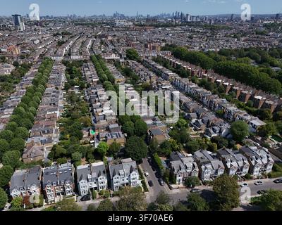 Une vue aérienne des maisons à Fulham, dans l'ouest de Londres. Date de la photo : mercredi 29 juillet 2026. Banque D'Images